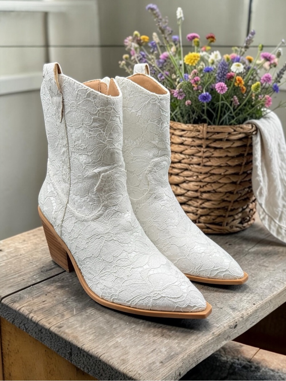 Corkys Rowdy White Lace Cowboy Boots Western Ankle Booties Women's Size 10 NWOT